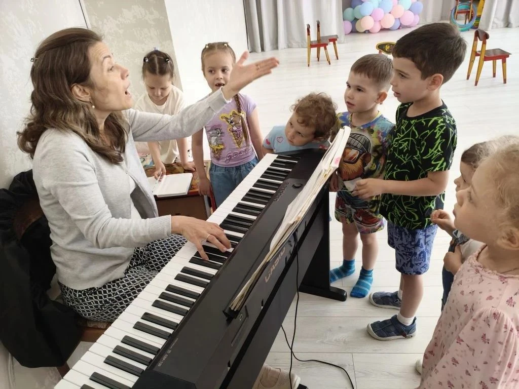 Рубрика "Дополнительные занятия" по вокалу. 
🎵
Развитию голоса ребёнка помогают игры звукоподражате