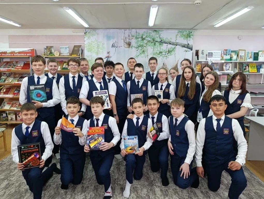 Путешествие к звёздам: 7б класс в гостях у 37 библиотеки 🚀📚  7 апреля ученики 7б класса совершили ув