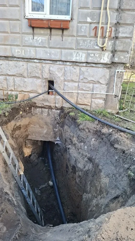 🛠Продолжаются работы по замене внутриквартальных водопроводных ветхих сетей  по ул. Тентюковская, д.