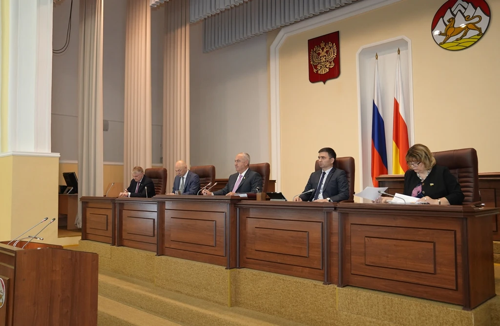 Под председательством Таймураза Тускаева члены Совета Парламента РСО-Алания рассмотрели более тридца