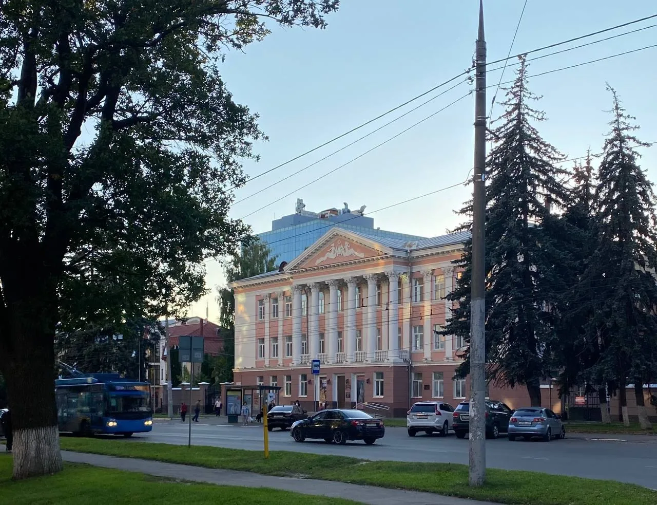 🎨 В Орле откроют выставку «Цветные города Ольги Душечкиной»