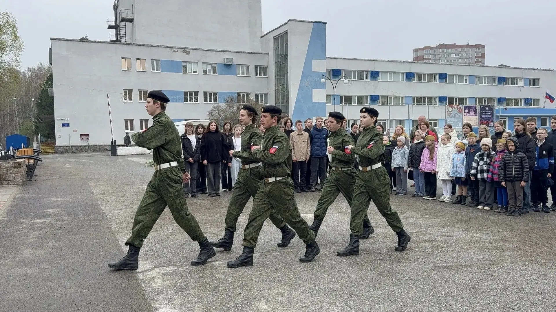 🇷🇺 Сегодня у памятника Герою Советского Союза Ивану Черных, где Вахту Памяти несла рота почётного ка