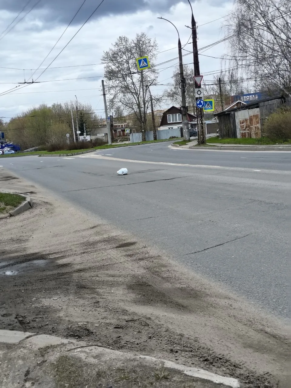 1 мая ул Носова. Оставили пакет с мусором посреди дороги. Что движет такими персонажами?