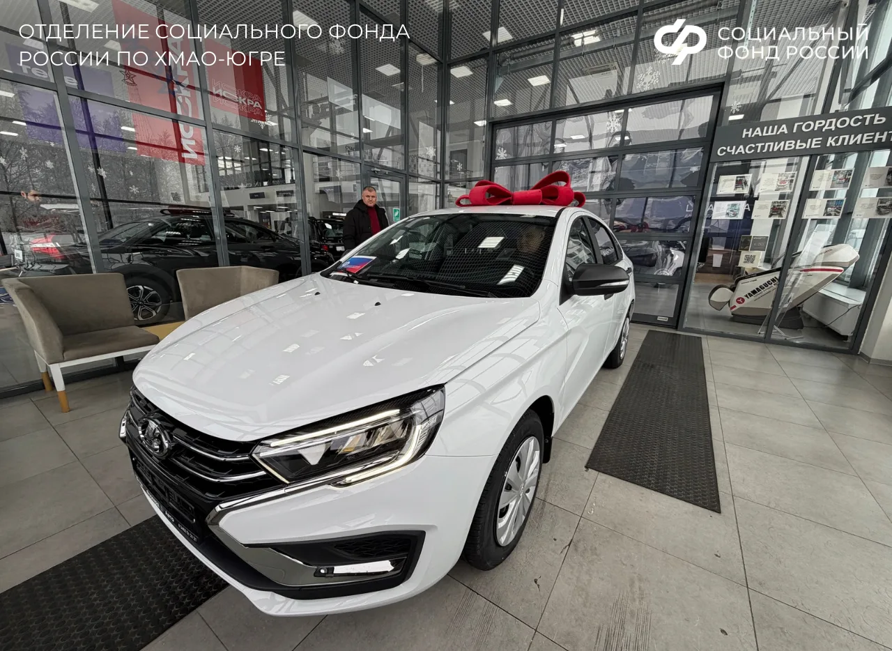 Отделение СФР по ХМАО-Югре вручило ключи от новых автомобилей трём пострадавшим на производстве жите