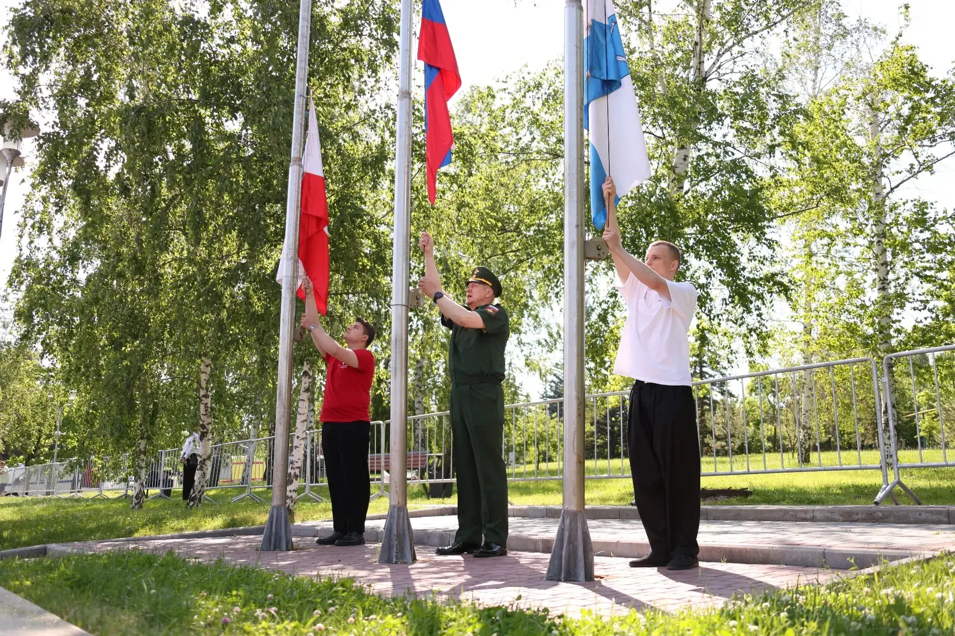 В День России у Вечного огня в саратовском Парке Победы состоялась торжественная церемо...