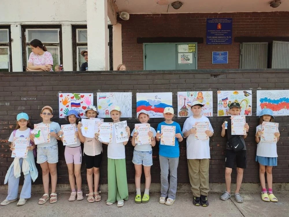 ☀️ В среду в пришкольном лагере прошел конкурс рисунков «Мороженое моей мечты». Победители были нагр