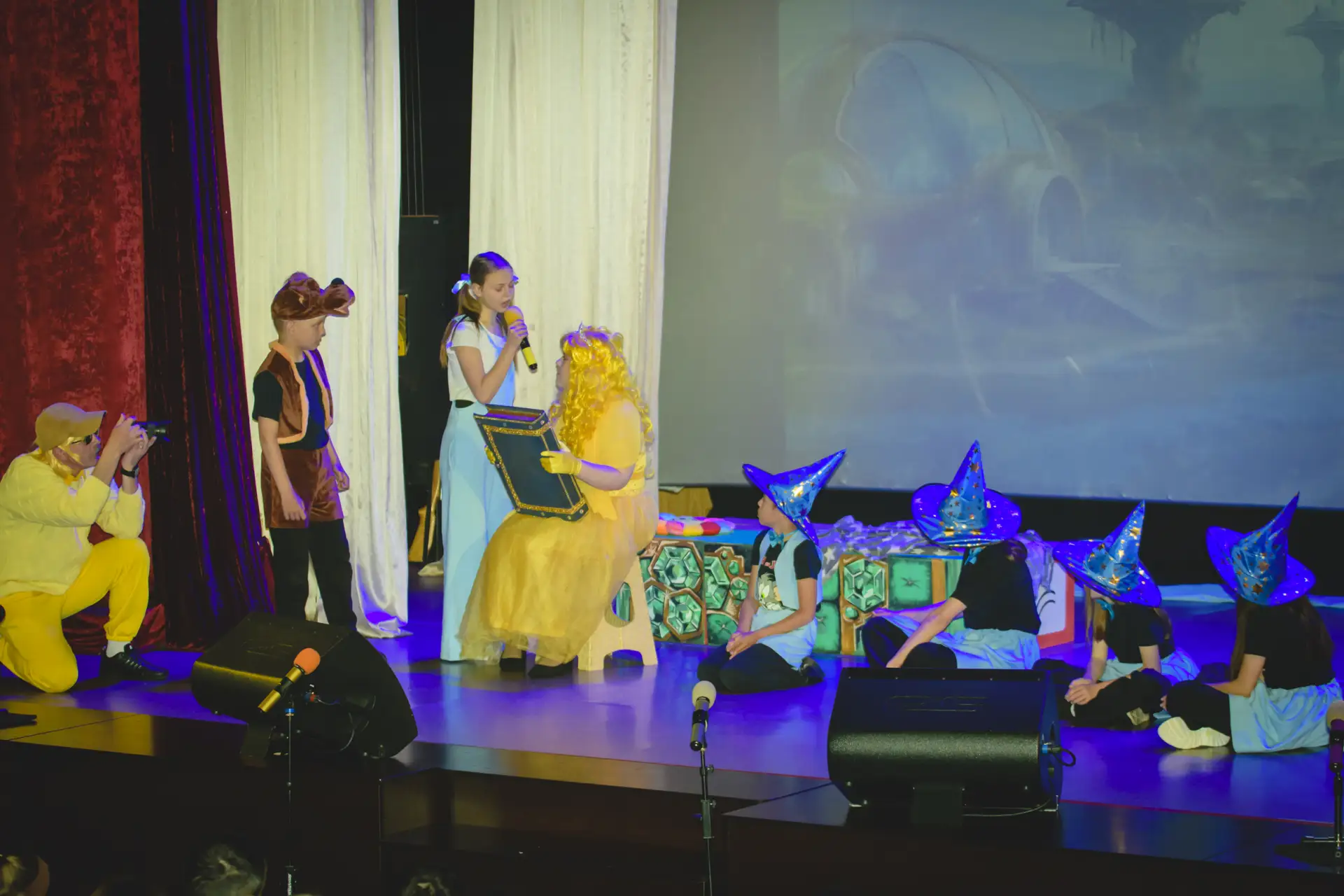 🎭✨ В ККЗ «Россия» состоялась долгожданная премьера спектакля «Волшебник Изумрудного города»!

Поста