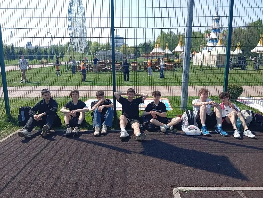 🕊️ Спорт объединяет! В парке Победы прошли захватывающие соревнования по стритболу.