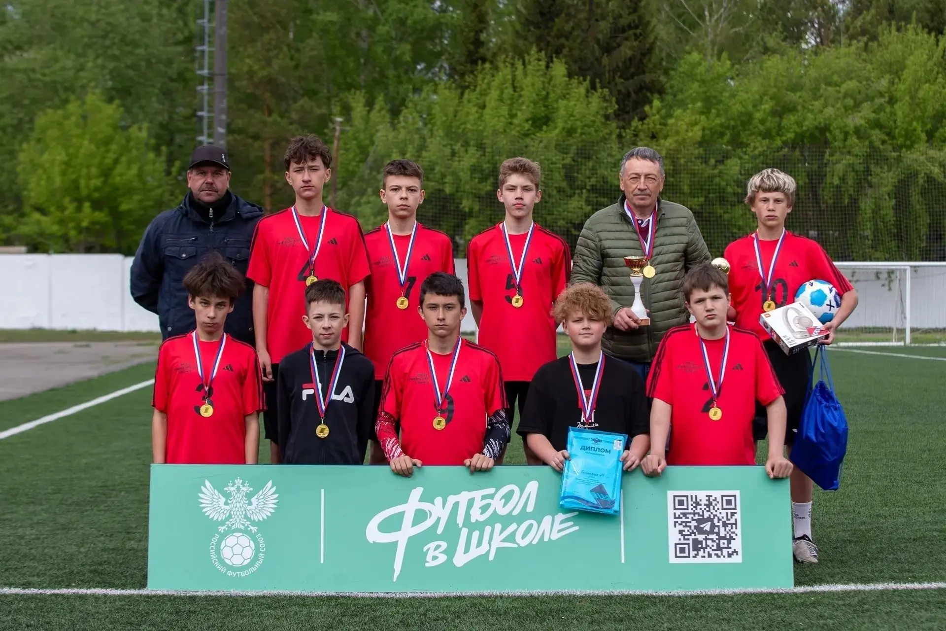 ⚽В Барнауле завершился региональный этап школьной футбольной лиги «Кожаный мяч» ⁣ Учащиеся бийской Г