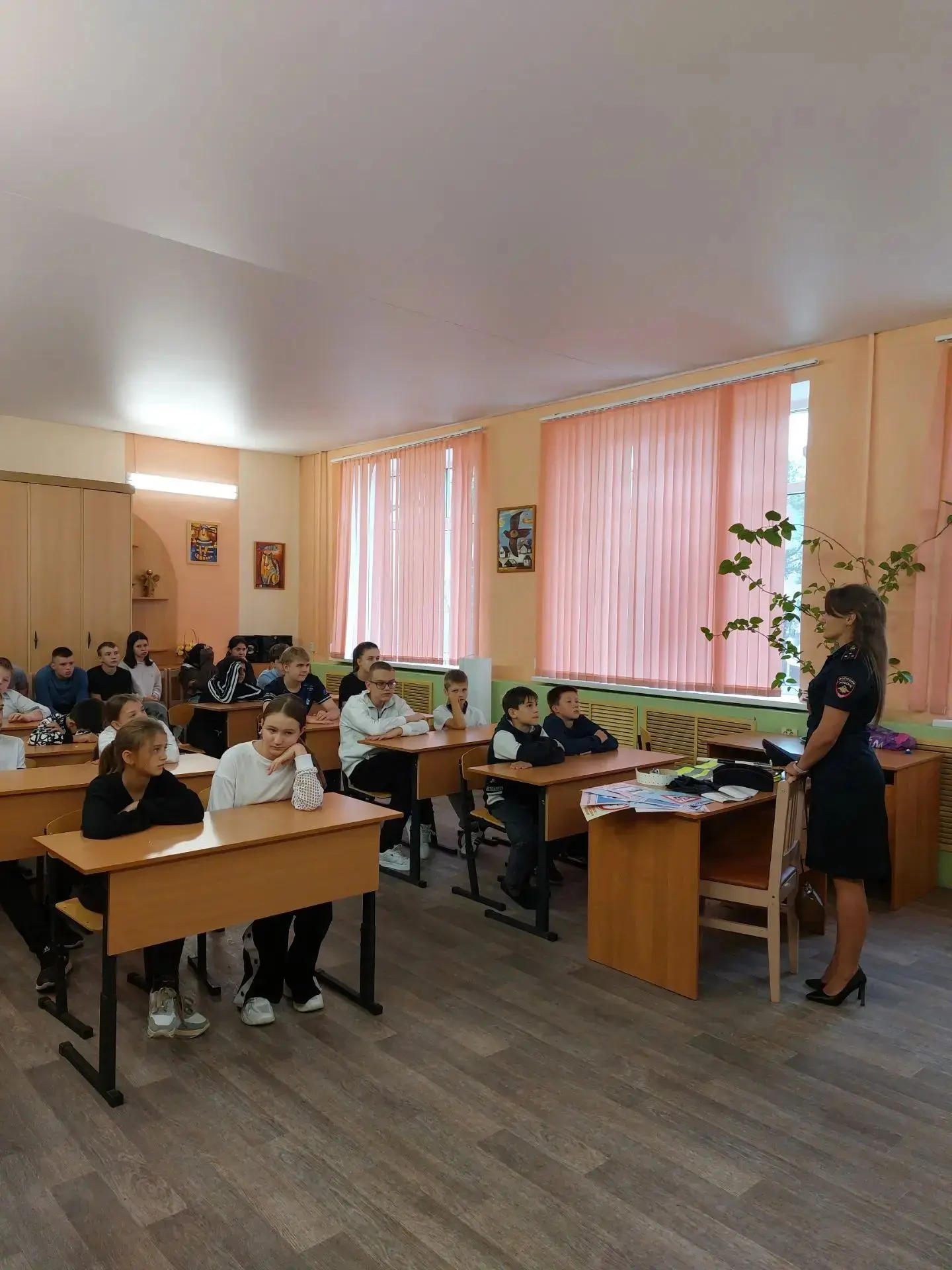 В школах г. Энгельса продолжаются уроки безопасности, посвящённые правилам дорожного дв...