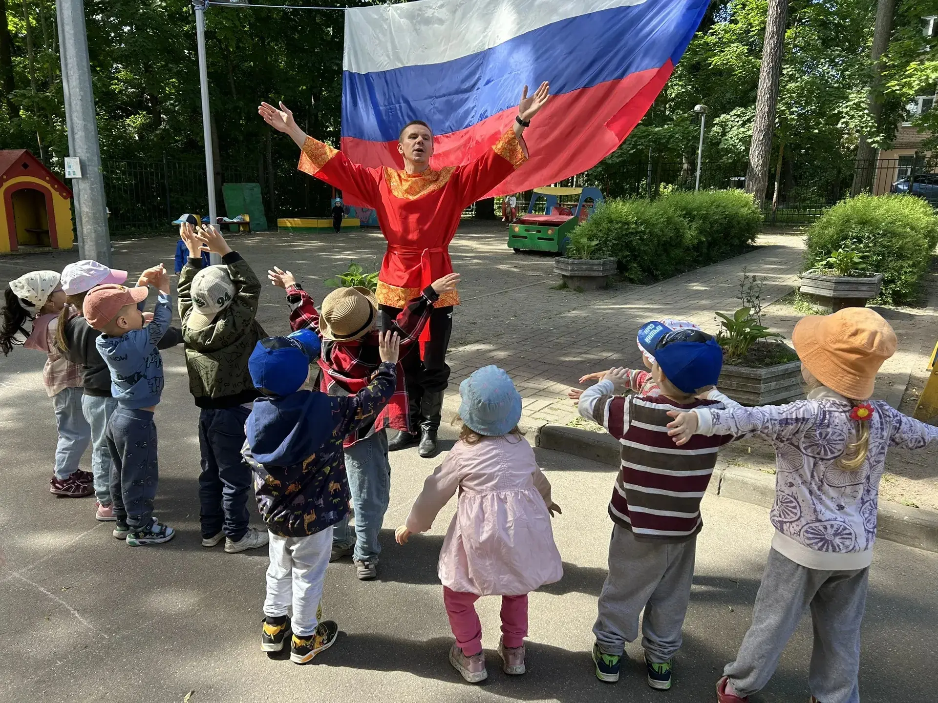 С Днём России! ❤️🇷🇺

Уважаемые родители, дорогие ребята и коллеги! Поздравляем вас с одним из самы