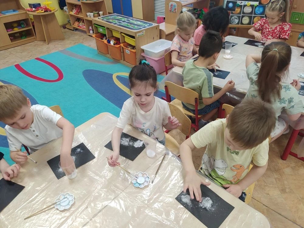 А вы рисовали космос с помощью соли, клея ПВА и красок?
