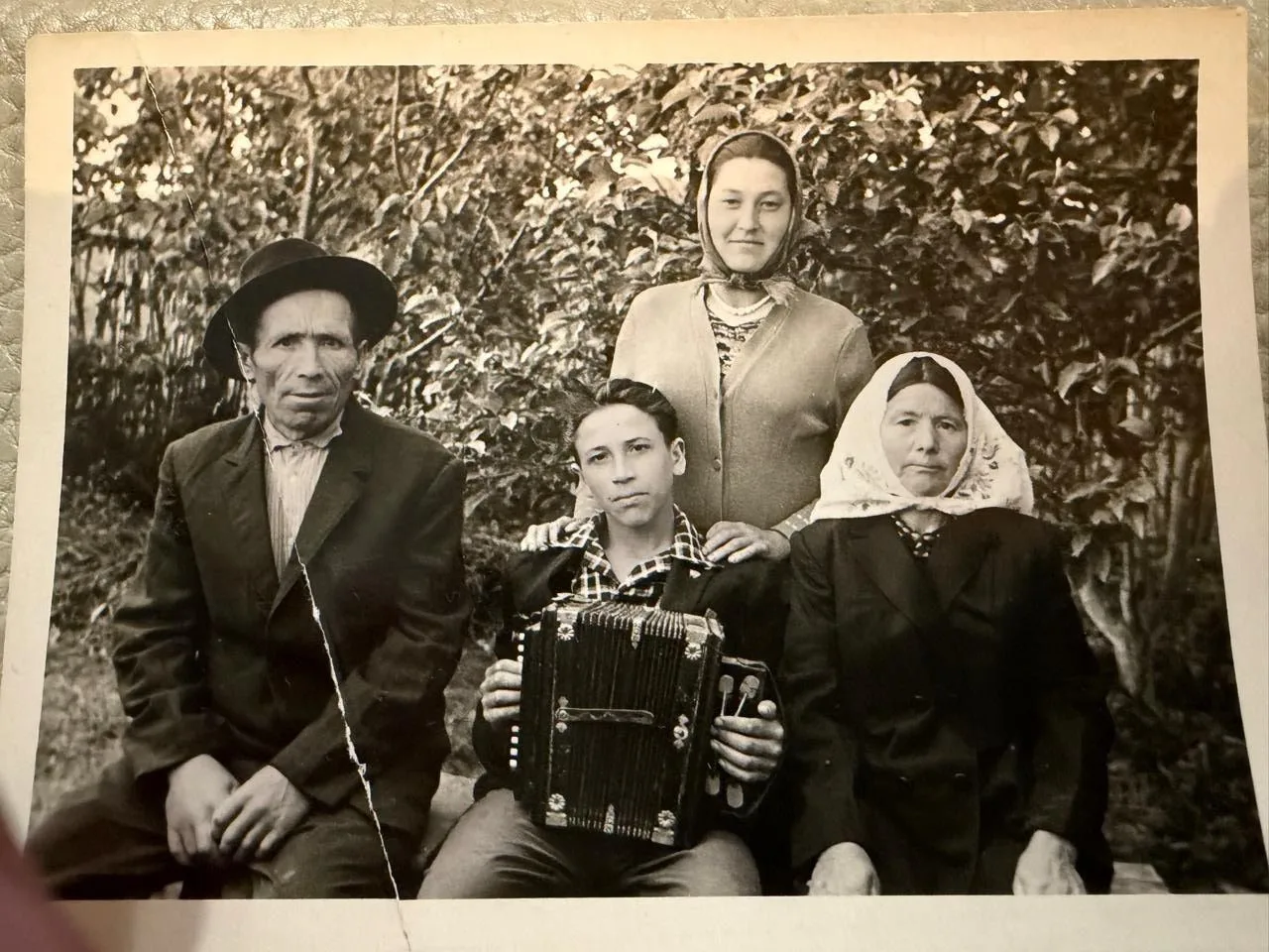 Нашёл старую чёрно-белую фотографию семьи. 

Пожелтевшая, надорванная, лежала в альбоме десятилетиям