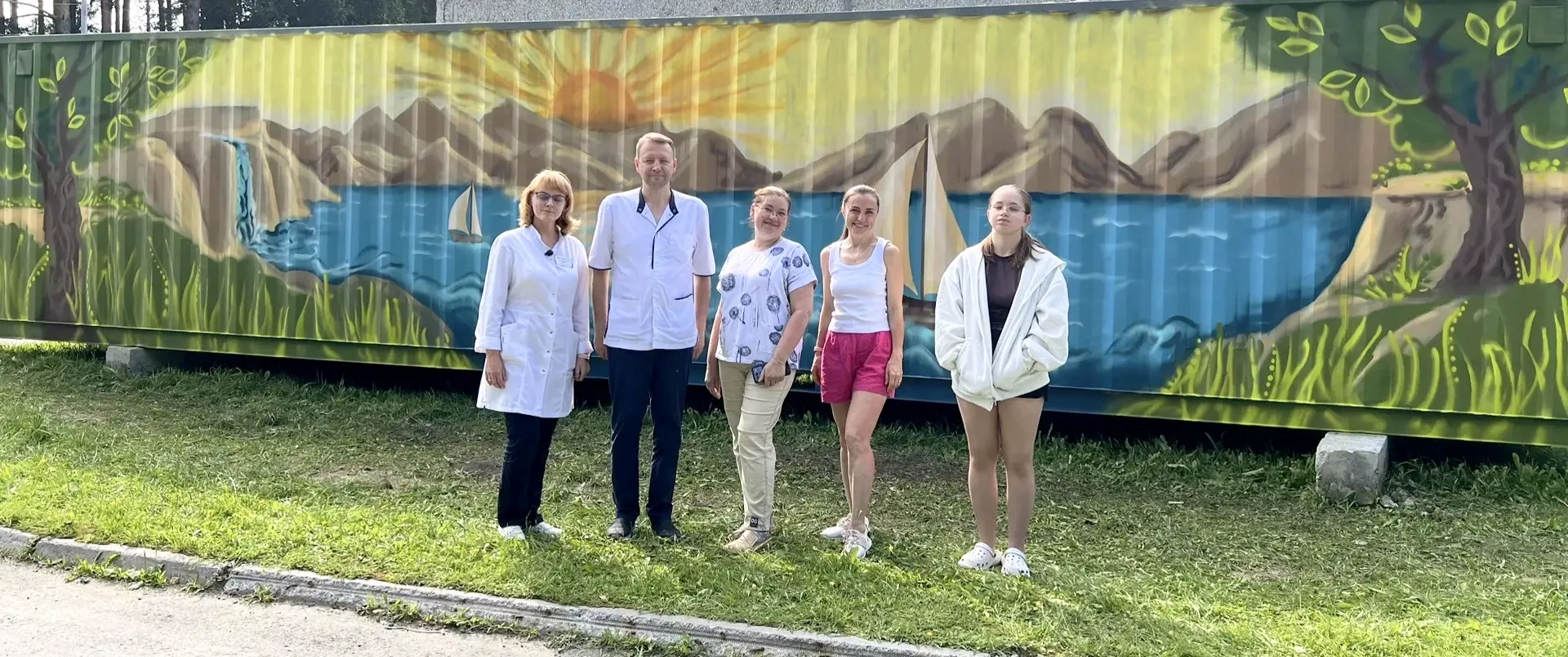 ☺Это мы призвали солнце☀!

Яркая графическая композиция появилась со стороны служебного въезда на те