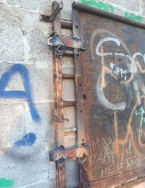 🚨 Стерлитамак, ул. Гоголя, 130а: дети играют со огнём в заброшенных пристройках, власт...