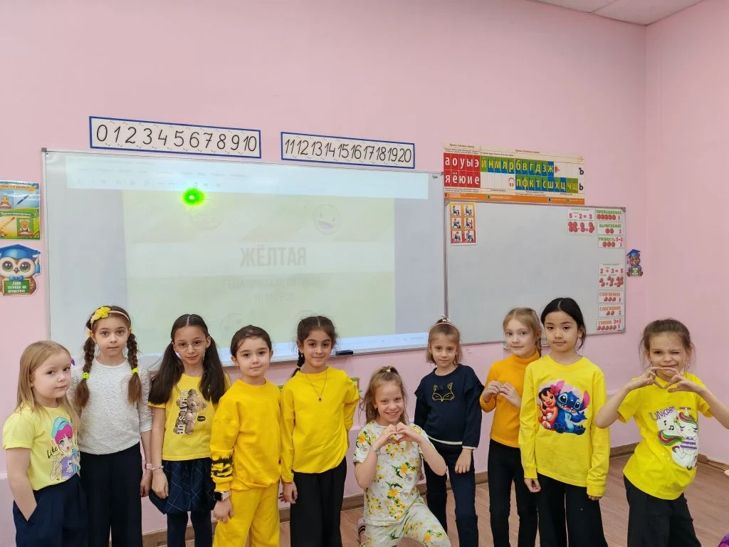 🌞 Жёлтая пятница: море солнца в школьных стенах!  10 апреля наша школа стала ярче благодаря вам! 💛  
