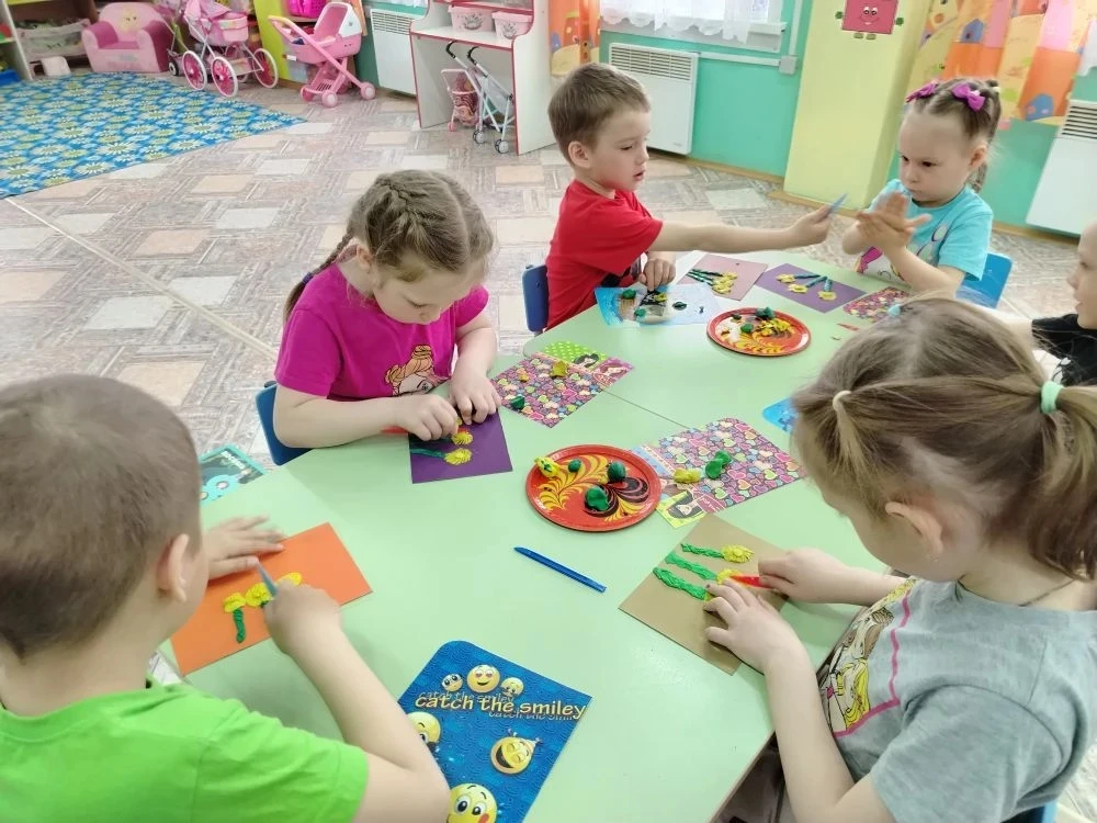 Сегодня дети лепили из пластилина цветы мать - и - мачехи. Занятие было посвящено созда...