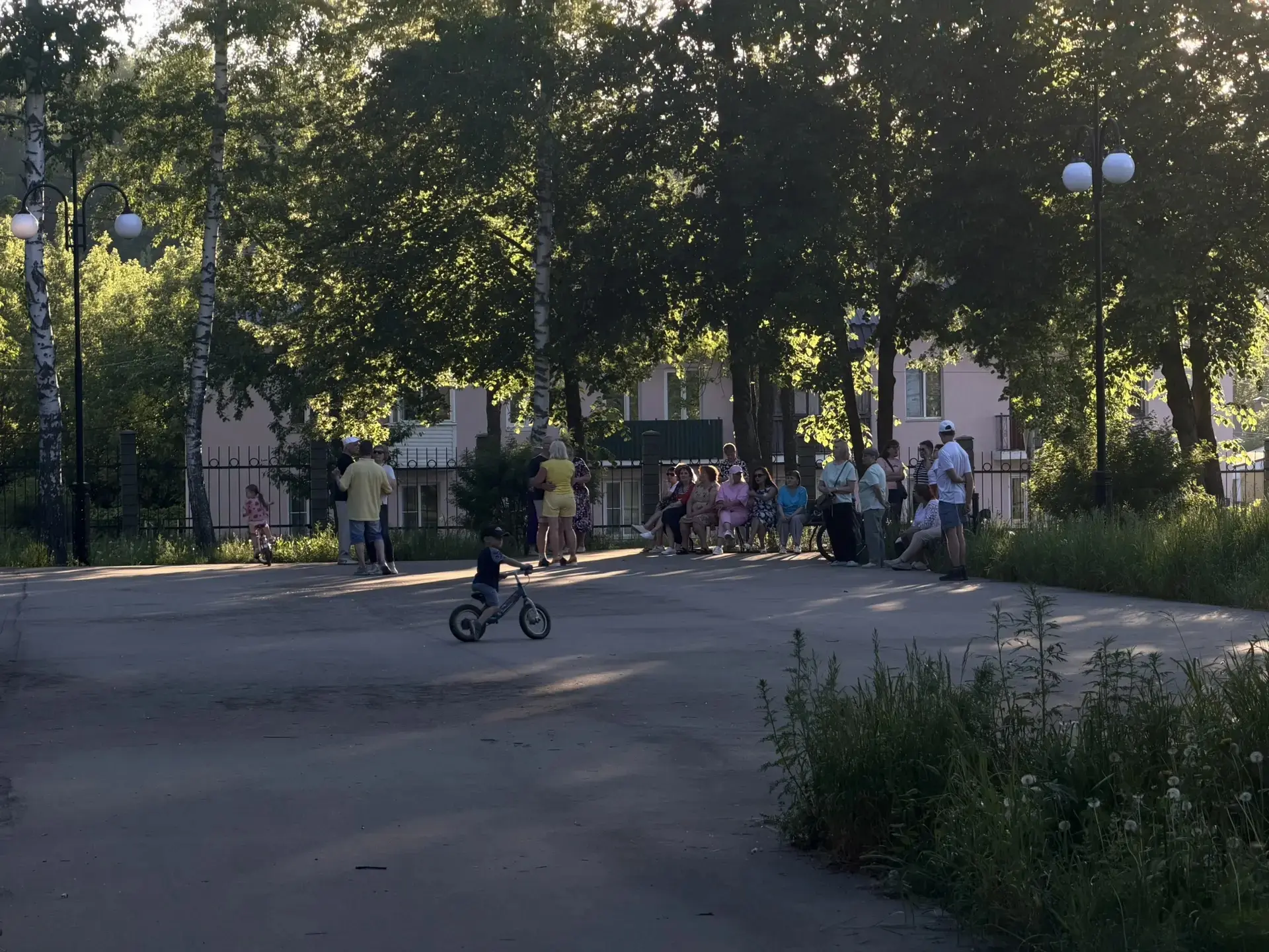 💃🕺Вместе с теплыми днями в Жигулёвск вернулись и теплые танцевальные вечера.   В Больничном парке сн