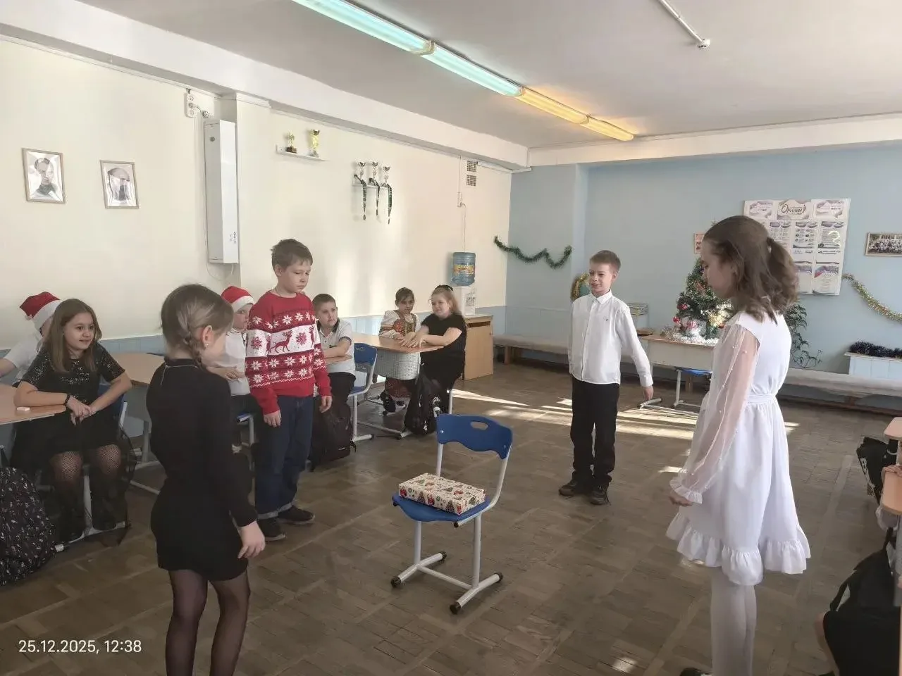 🎄✨ В нашей школе активно готовятся к встрече Нового года! ✨🎄  Для учеников 4 Б класса была организов