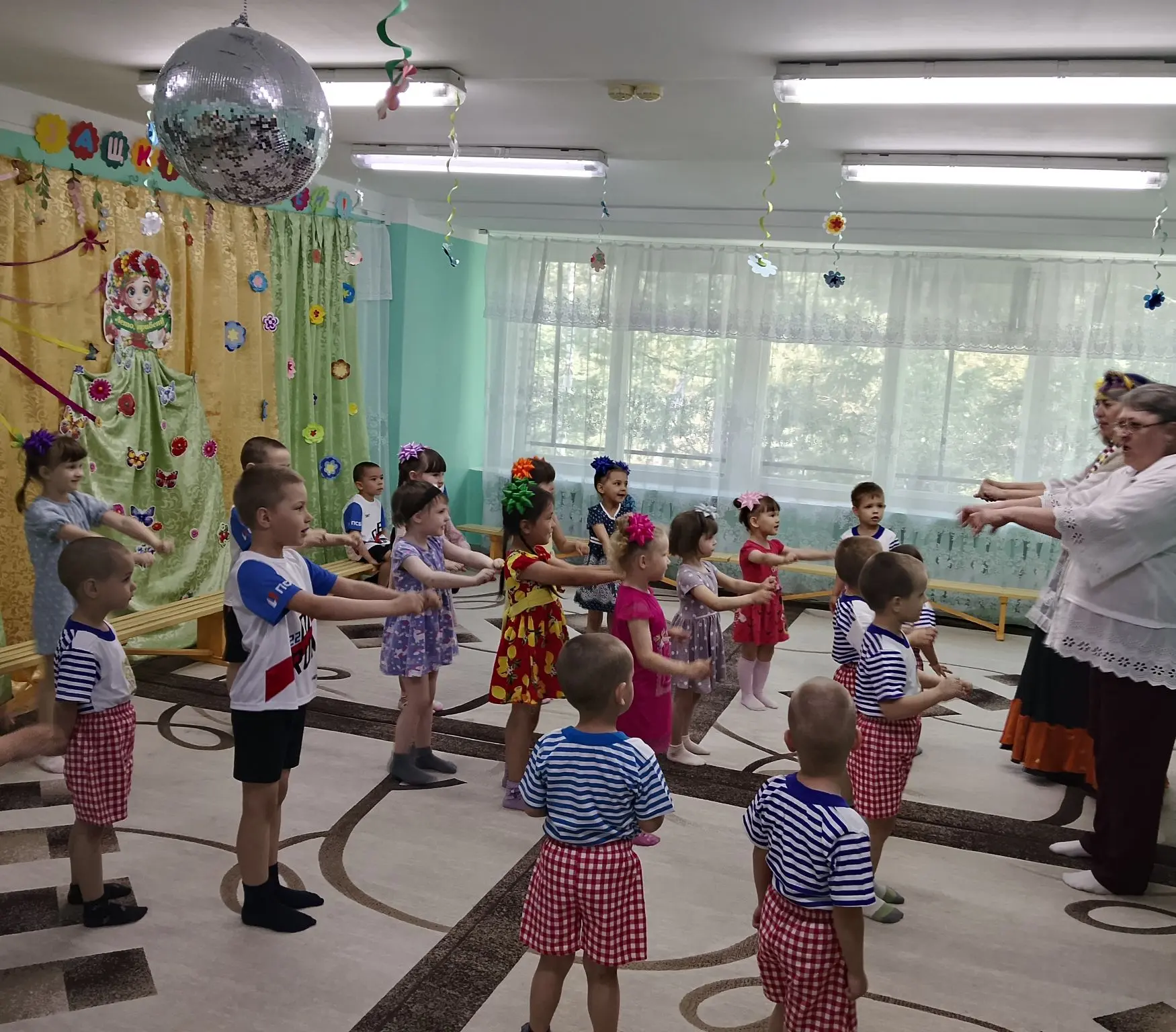 Сегодня мы устроили большой хоровод в честь Дня защиты детей. Но неожиданно получили пи...