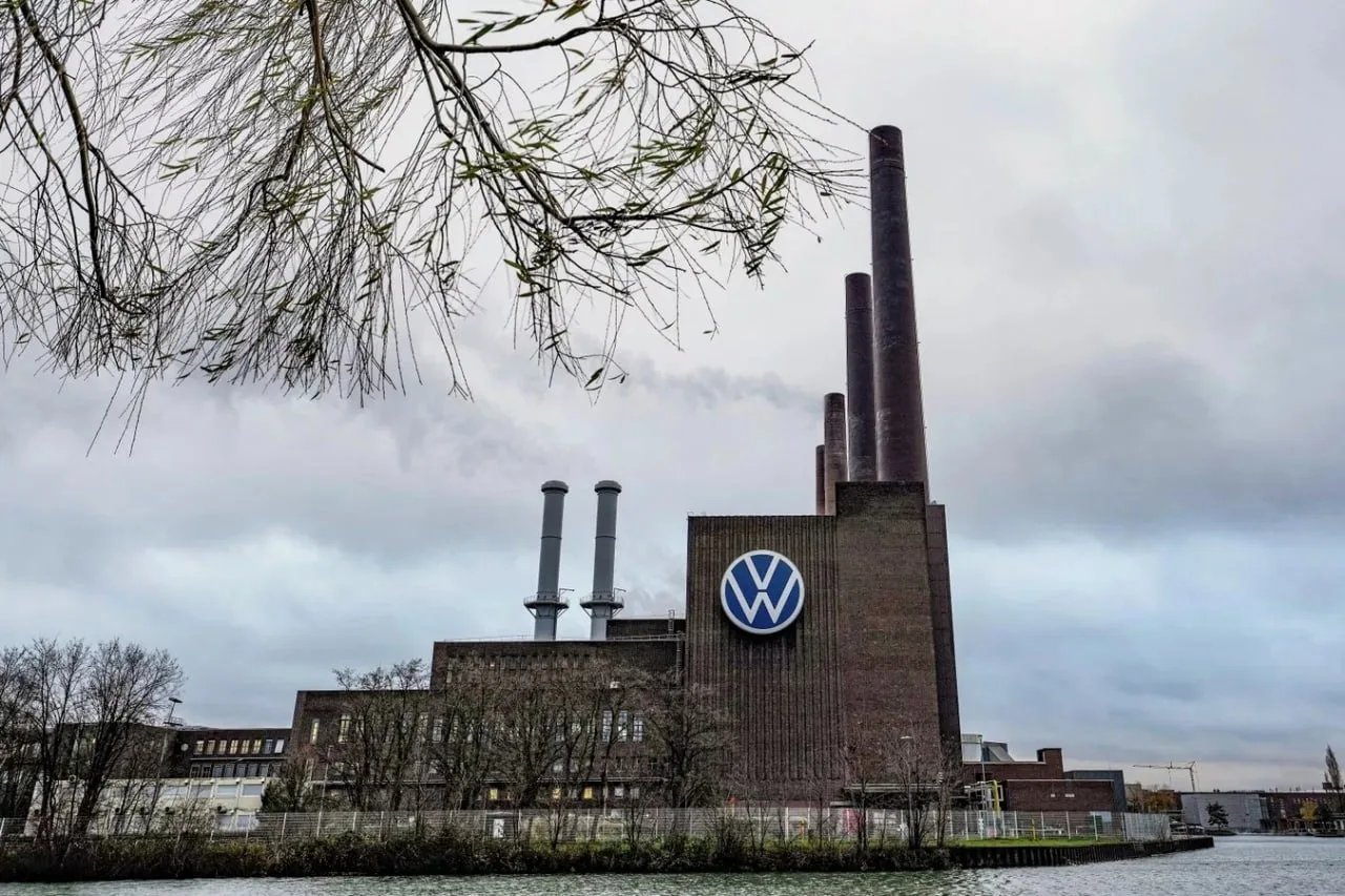 🇩🇪Volkswagen переходит на военные рельсы: автогигант запускает производство БПЛА для ...
