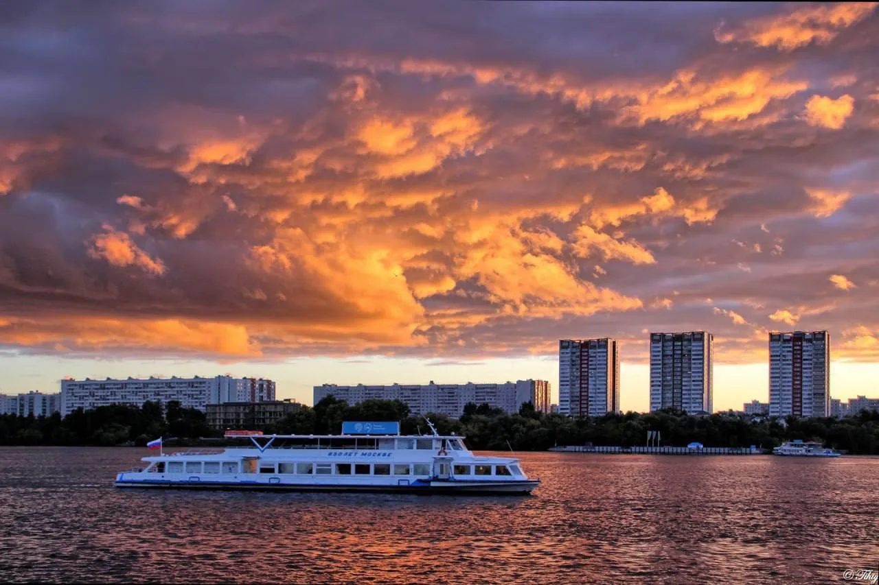🌅 Закат на Северном речном вокзале — огни, вода и атмосфера осеннего вечера