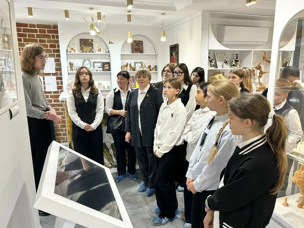 Ученики нашей школы отправились в удивительное путешествие по страницам сказки П. П. Ер...