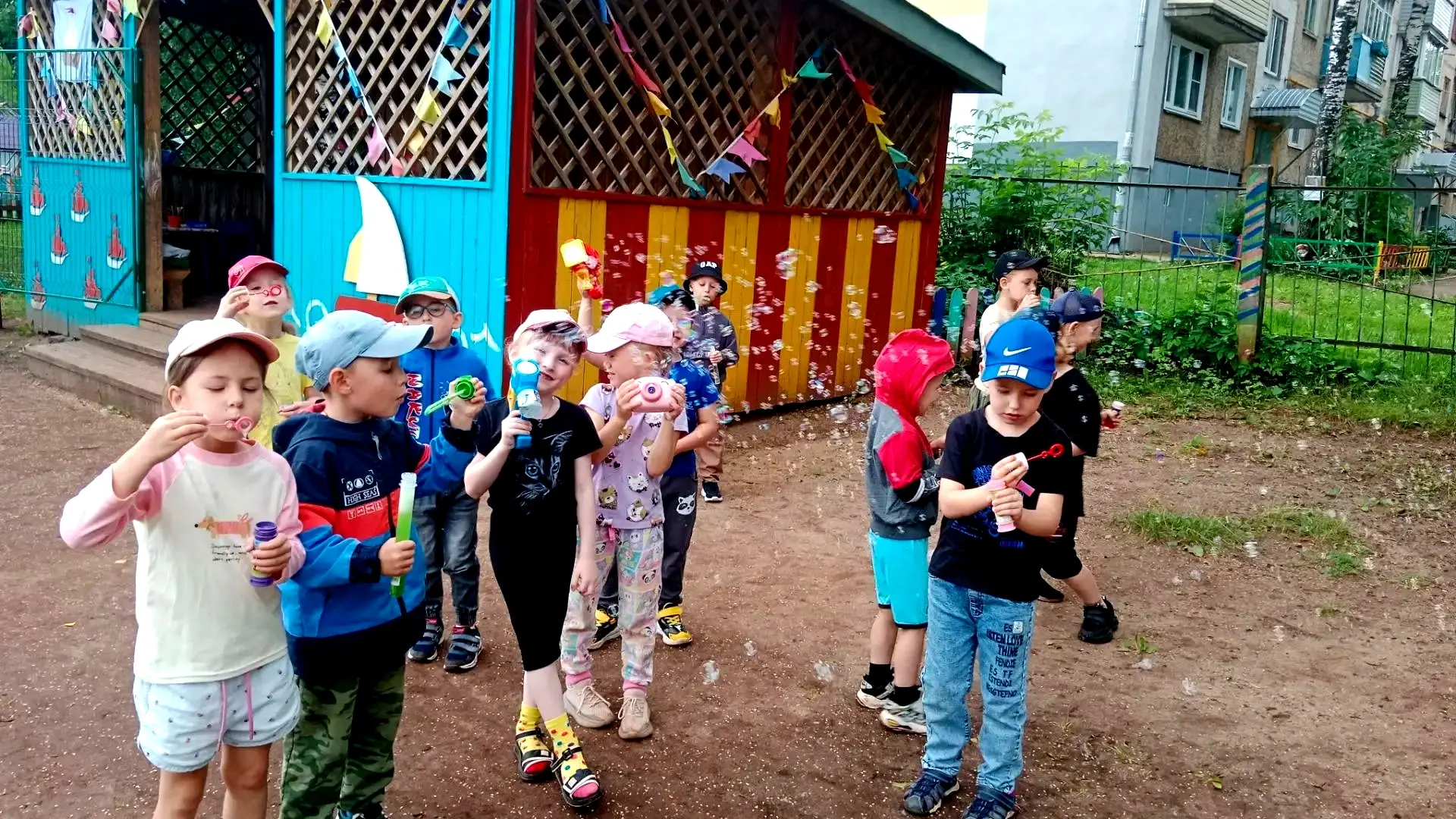 🎉 День мыльных пузырей в ДОУ! 
"Кораблики" и "Жемчужинки" веселились от души: пускали радужные пузы