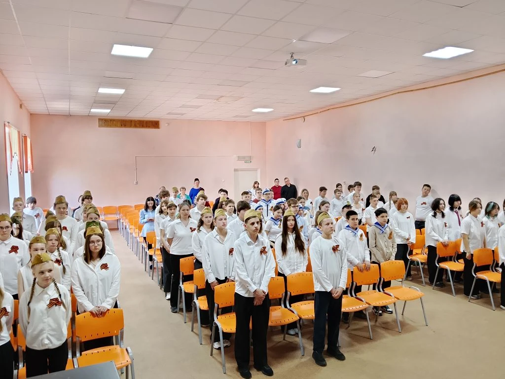 Параллель 7 классов исполняла песни о фронтовых товарищах, лирические песни, песни о чувствах бойцов