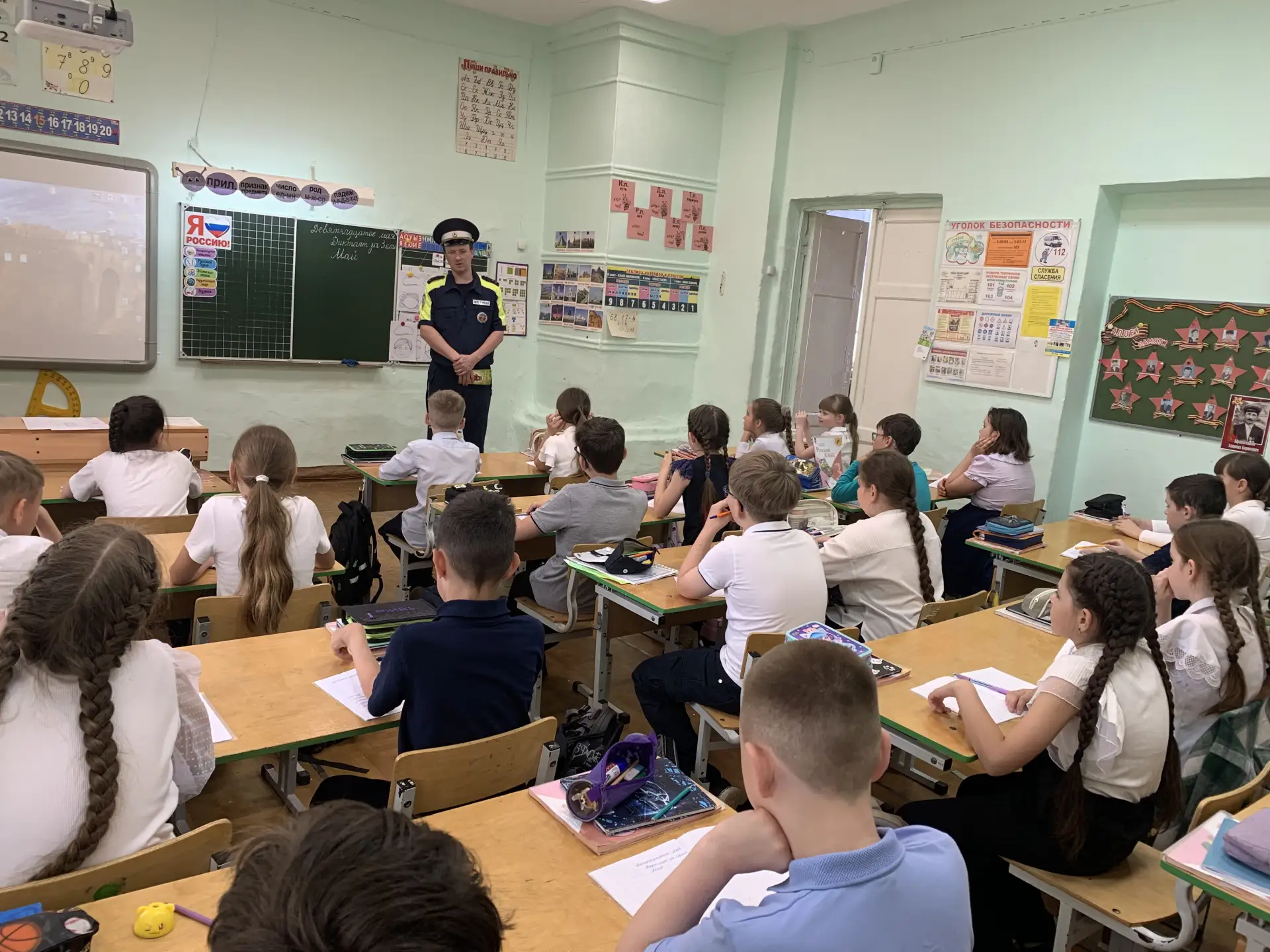 В начальной школе № 9 в преддверии замечательных летних каникул с обучающимися были про...