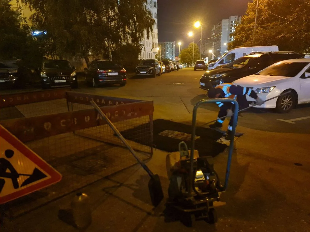 🚧 У метро Скобелевская залатали ямку в асфальте.