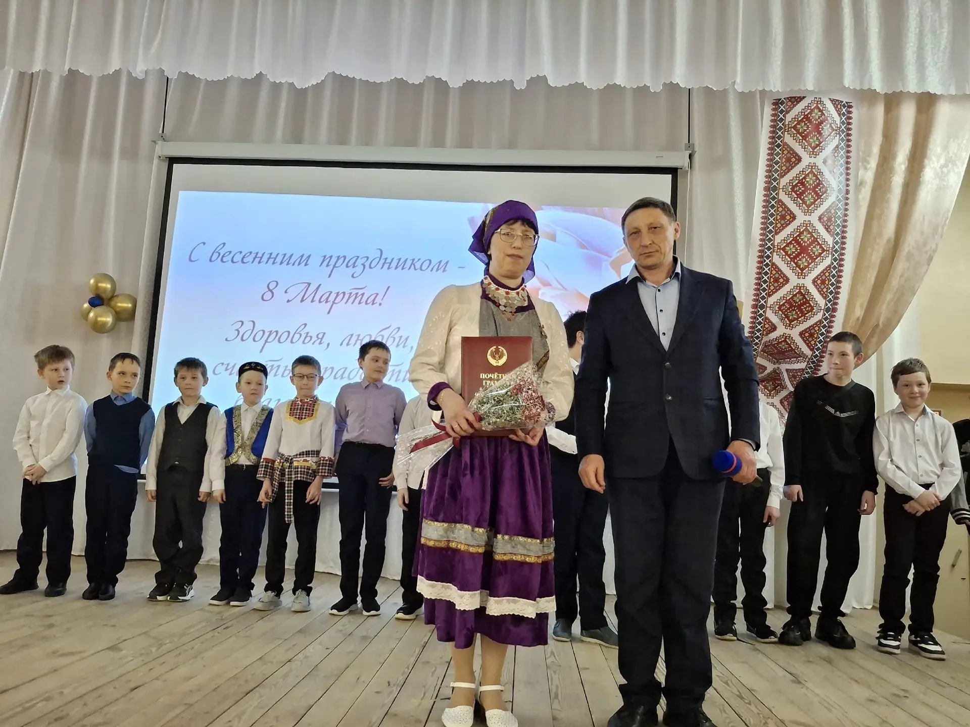 Поздравляем Рудину Оксану Александровну, учителя начальных классов, с получением заслуж...