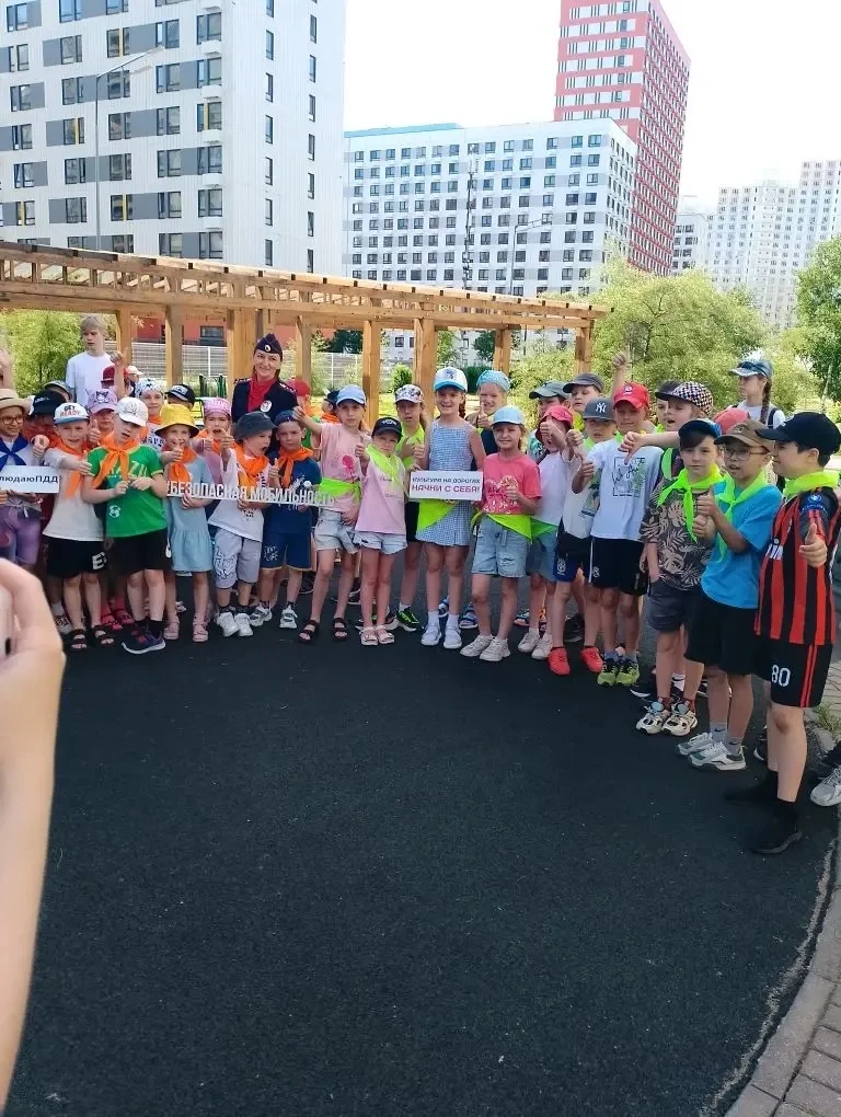 🚦 «Смайлики» знают правила от и до. 
☀️ Бодрая зарядка + торжественное поднятие флага = отличный на