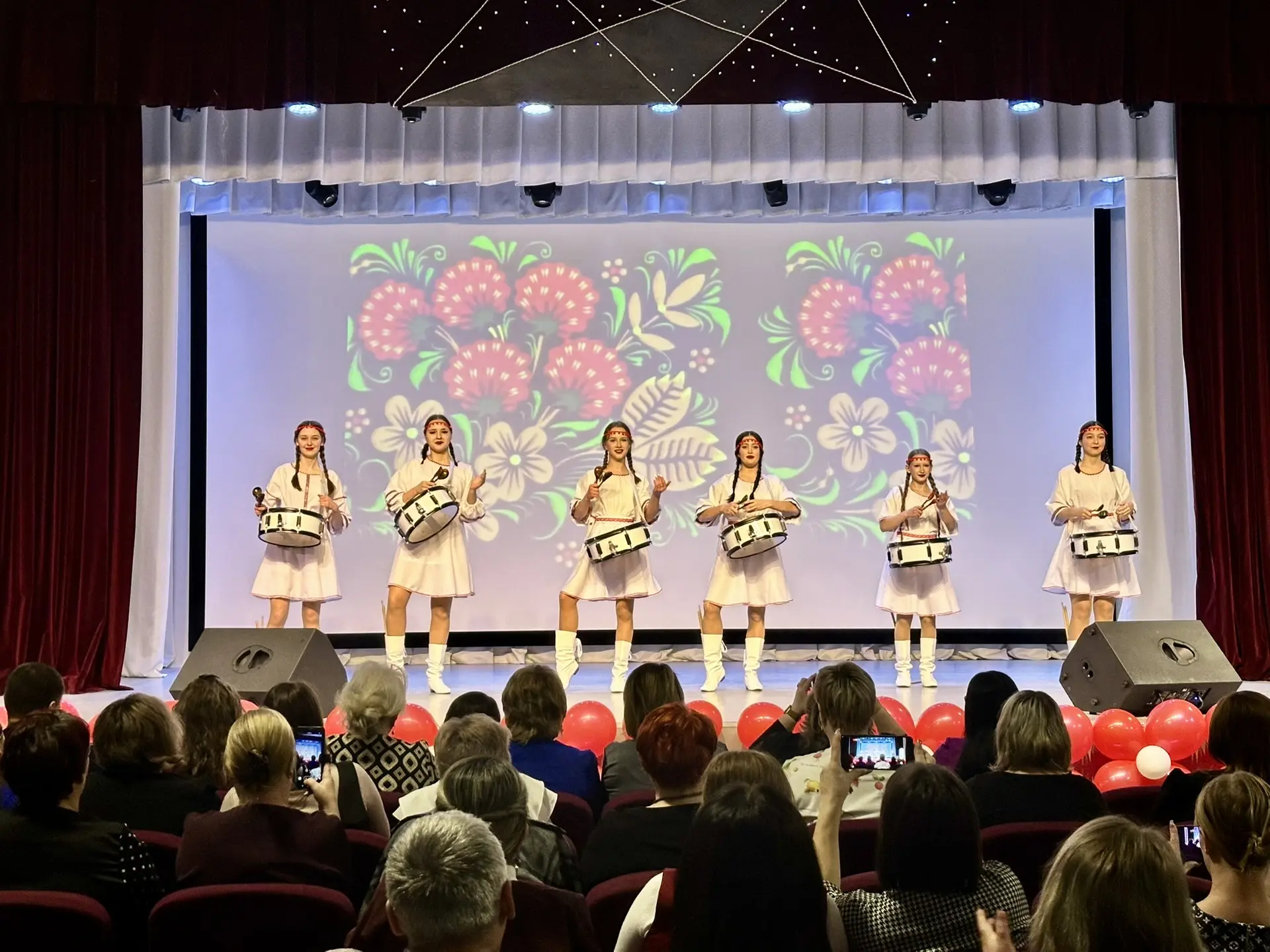 🌸ПОЗДРАВЛЯЕМ🌸 В пятницу 6 марта в актовом зале школы состоялся праздничный концерт  «ВЕСЕННЕЕ НАСТРО