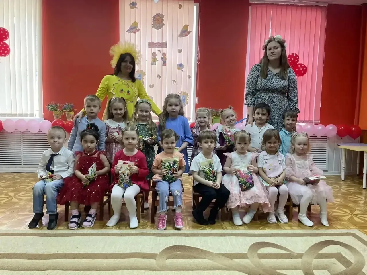 Сегодня у ребят младшей и средней групп весенний утренник — вместе позовём Весну в гости! Порадуем е