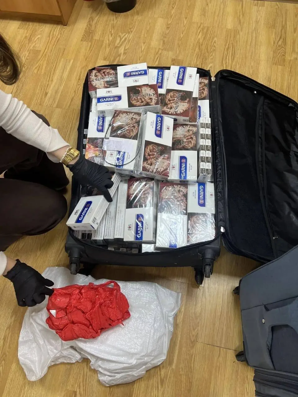 📍Сигареты спрятали в багаже иностранцев: в Минводах осудили организатора контрабанды