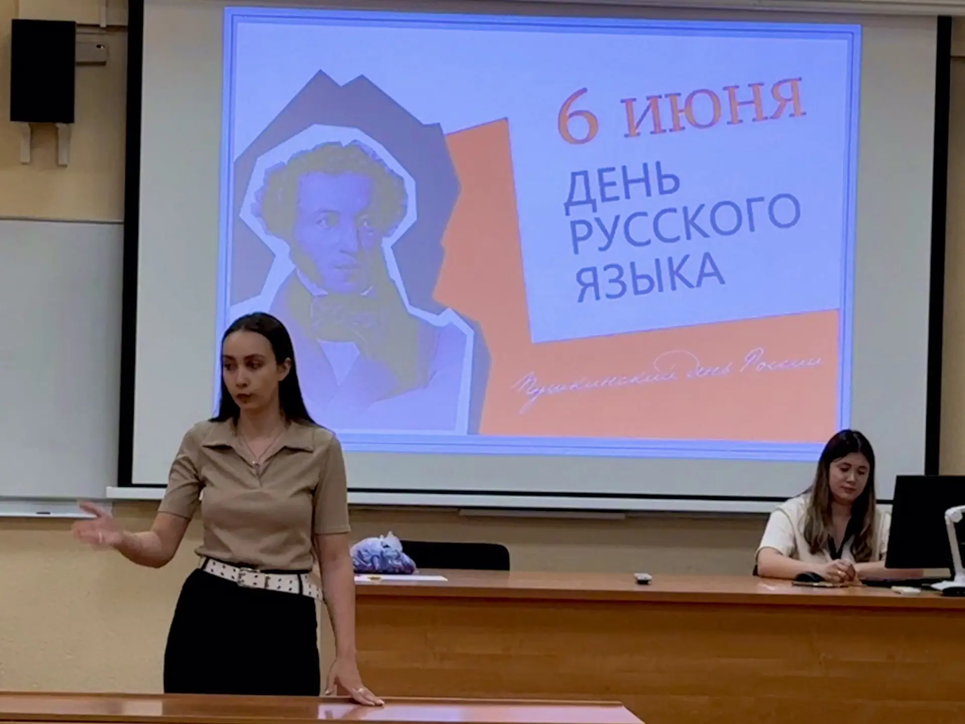 А.С.Пушкин назвал его мощным, гибким, величавым, а также ему присуща простота, яркость.