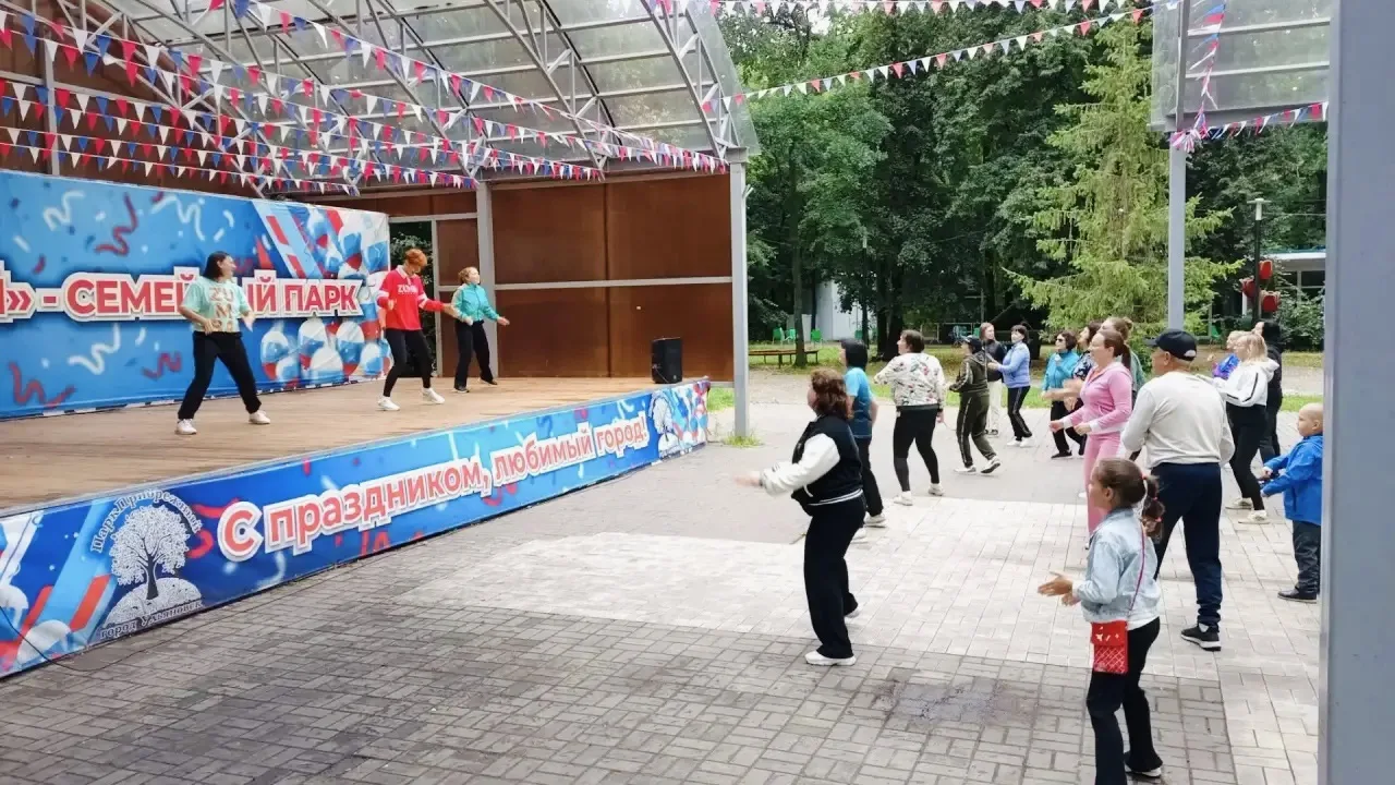 ☁️ За окном пасмурно — в парке нет

Сегодня зумба доказала: погода тут вообще ни при чём. Пока тучи 