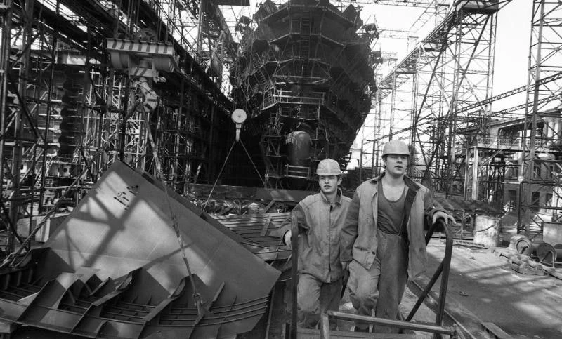Рабочие на территории судостроительного объединения им. 60-летия Ленинского Комсомола