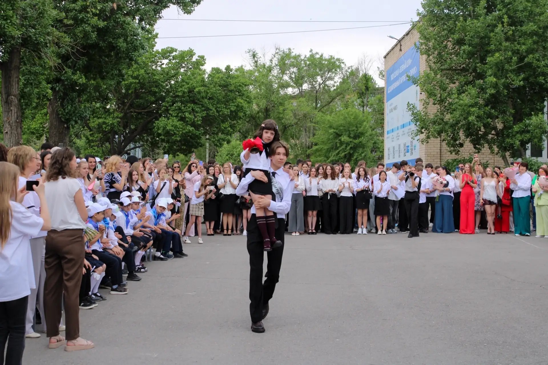 Выпуск 2026: ваш личный «зелёный» код  Говорят, школа даёт багаж знаний. Но мы-то с вами знаем: это 