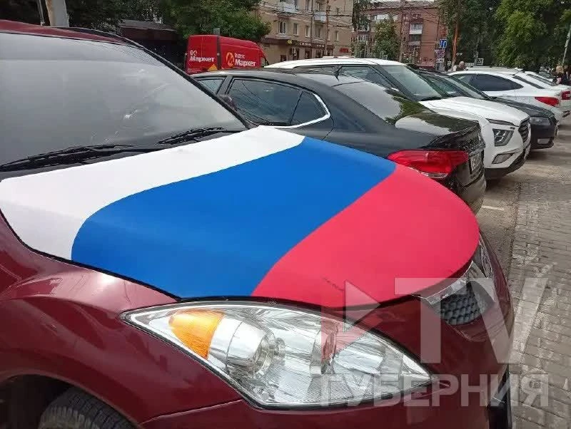 Вот это круто! 

В Воронеже заметили автомобиль, стилизованный ко Дню России.