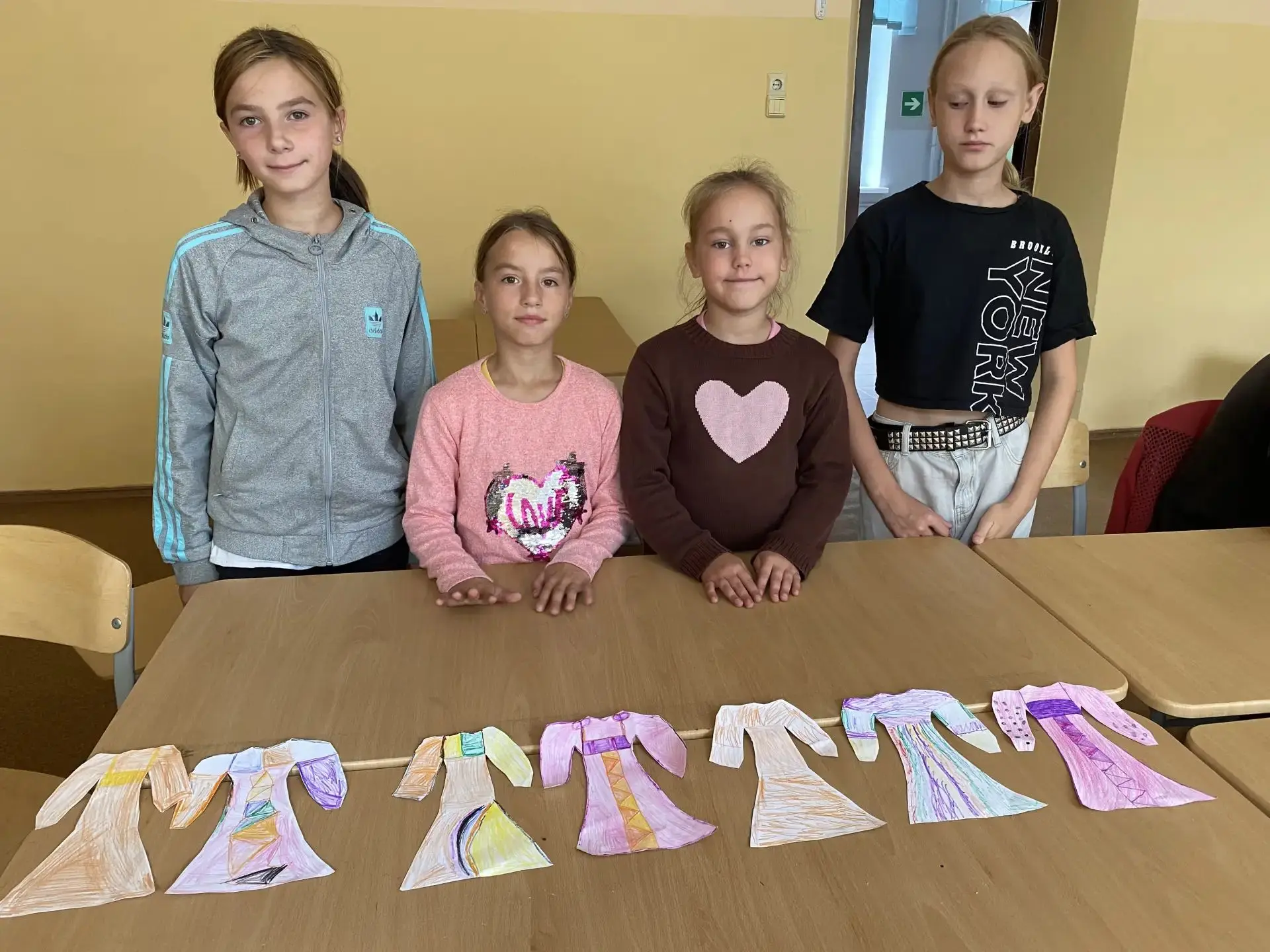 🎉 Творческое погружение в русскую культуру: воспитанники ЛОЛ «Наследие» рисовали русск...