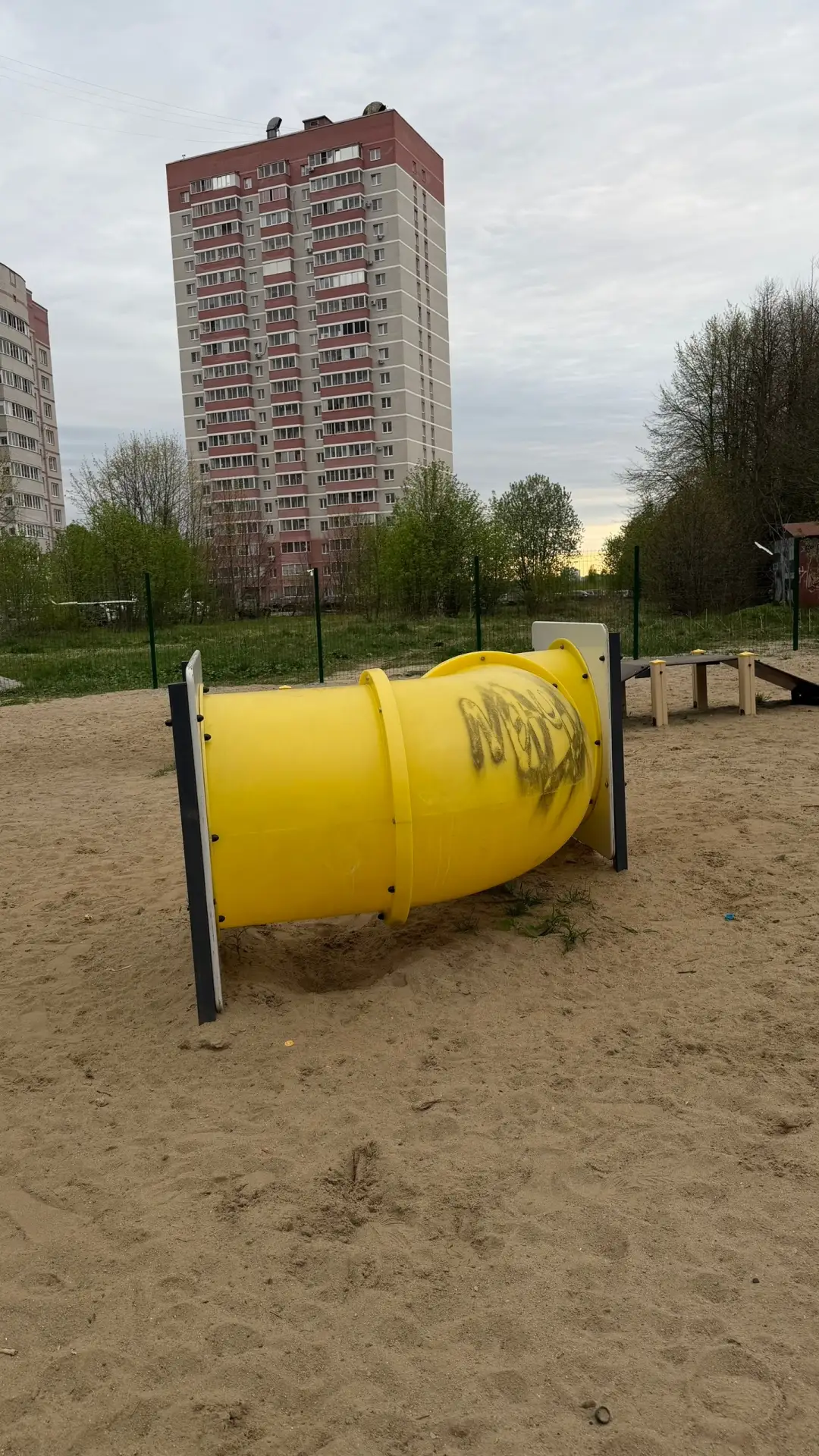 На улице Суздальской, рядом с домами 89 и 89, корп. 2, построена площадка для выгула со...