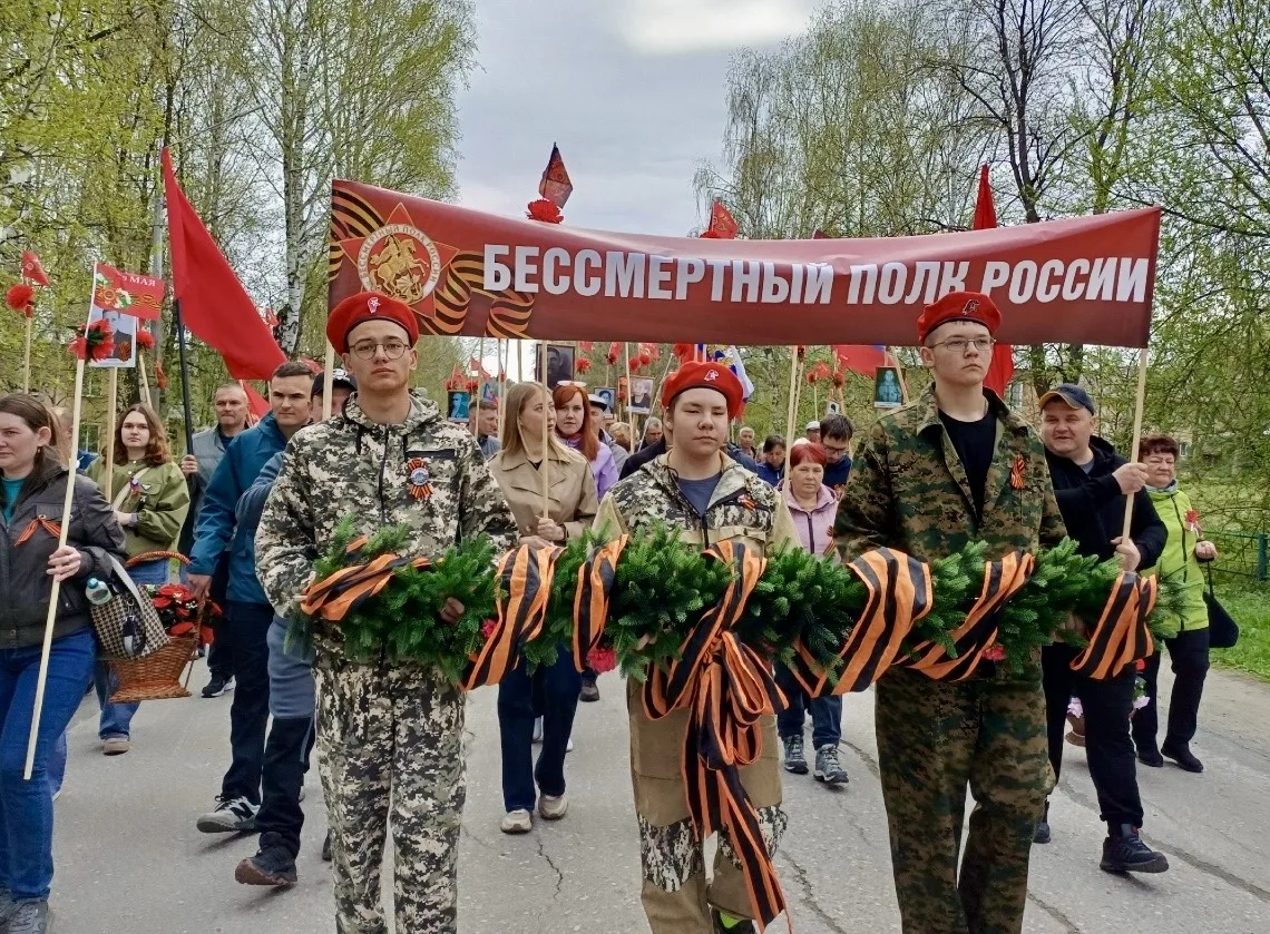 «Бессмертный полк» прошел по улице Советской в поселке Рудничный.   В День Победы жители Анжеро-Судж