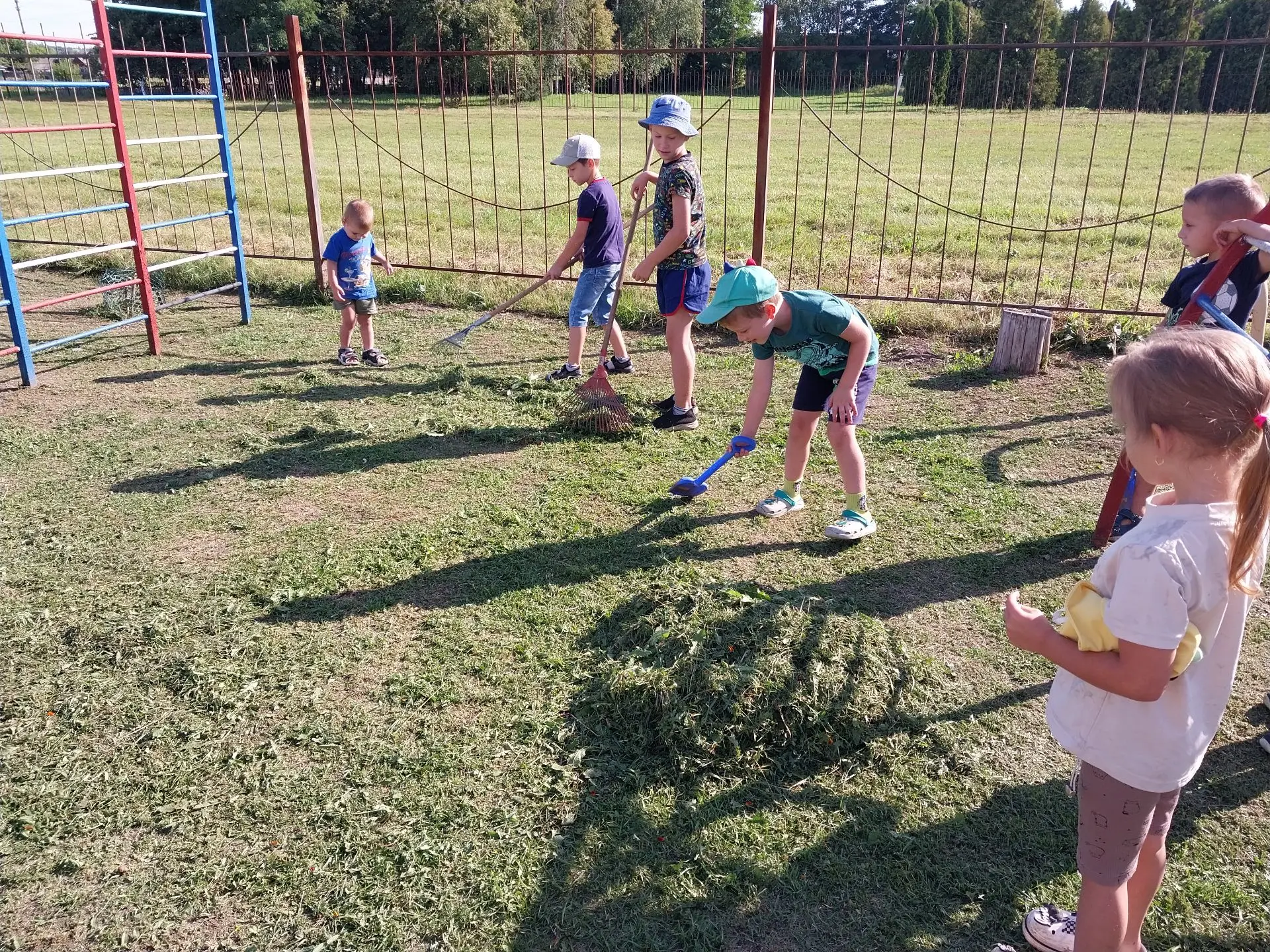 Трудовой десант "Чистота – залог здоровья! ". Мы уделяем особое внимание поддержанию по...