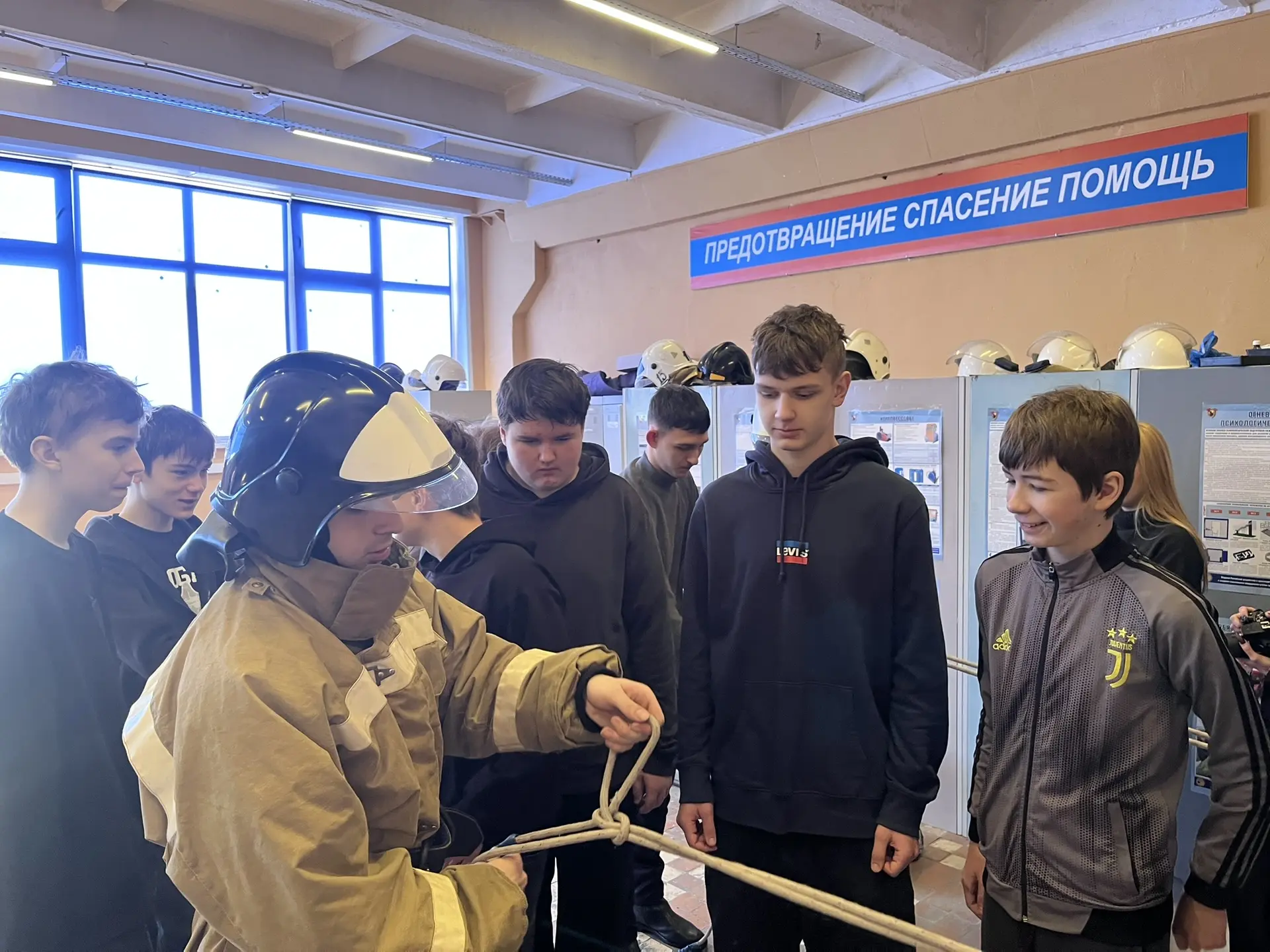 В МОУ "СОШ "Траектория успеха"" предпраздничная атмосфера царит не только в стенах школы, но и за ее