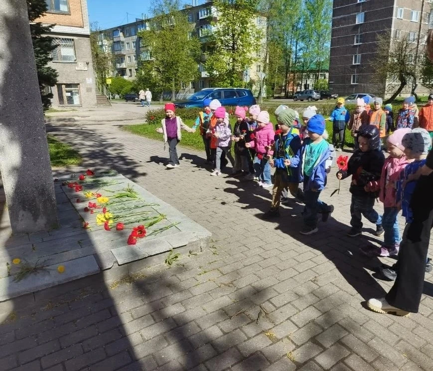 В преддверии Дня Победы наши дети приняли  участие в торжественной церемонии возложения...