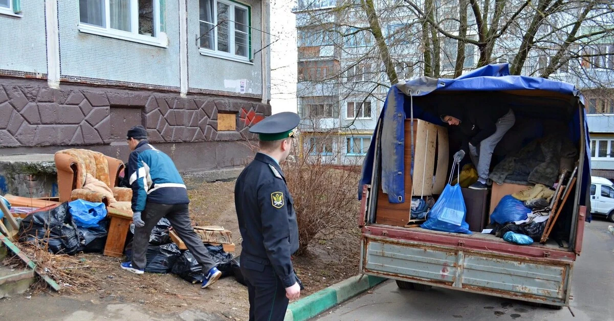 В Ноябрьске приставы выселили мужчину  Мужчина жил в квартире, которой ему предоставило предприятие-