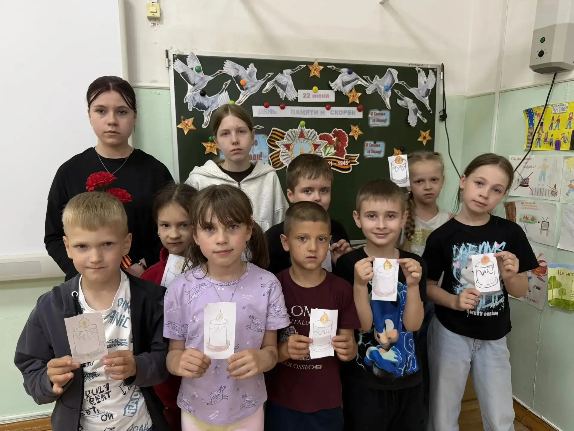 🕯️ СВЕЧА ПАМЯТИ 🕯️

22 июня, в День памяти и скорби, воспитанники пришкольного лагеря присоединили