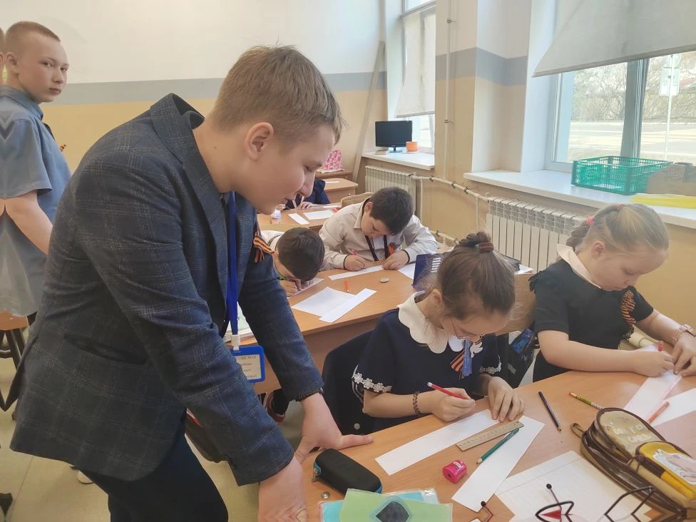 Сегодня ученики 6 «И» класса выступили в роли настоящих наставников. Ребята помогали малышам из 2 «Ж